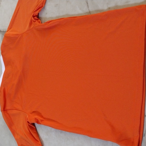 Under Armour T-shirt. - Picture 9 of 9